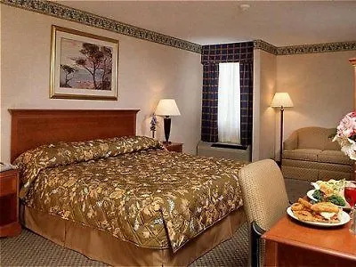 Clarion Hotel & Suites Conference Center Memphis Airport