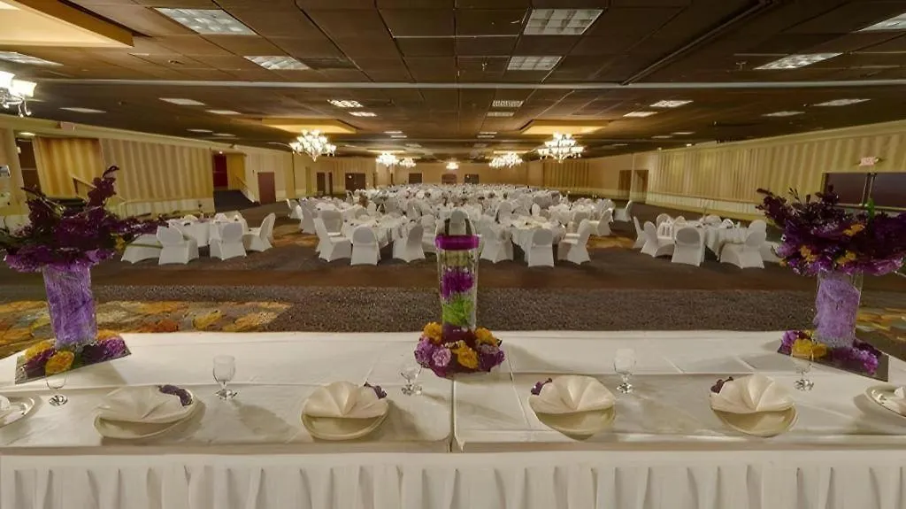 Clarion Hotel & Suites Conference Center Memphis Airport 3*,