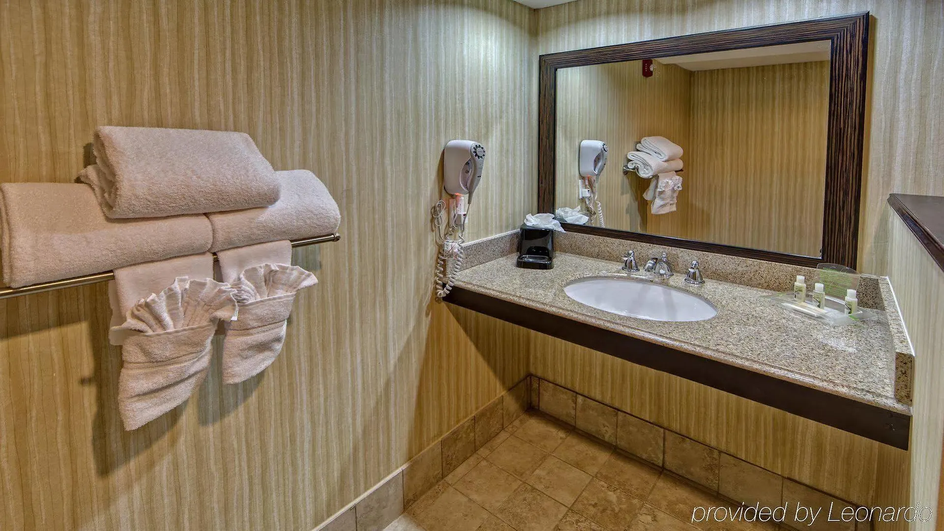 Clarion Hotel & Suites Conference Center Memphis Airport 3*,
