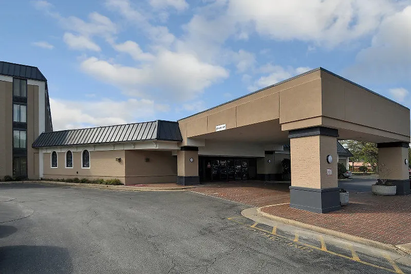 Clarion Hotel & Suites Conference Center Memphis Airport